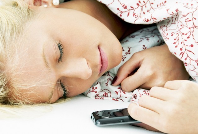 Спяща жена с телефон
