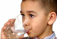 Дете пие вода