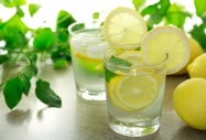 Три мита за отслабването с лимонена вода