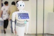 Роботи обгрижват заразените пациенти в Тайланд